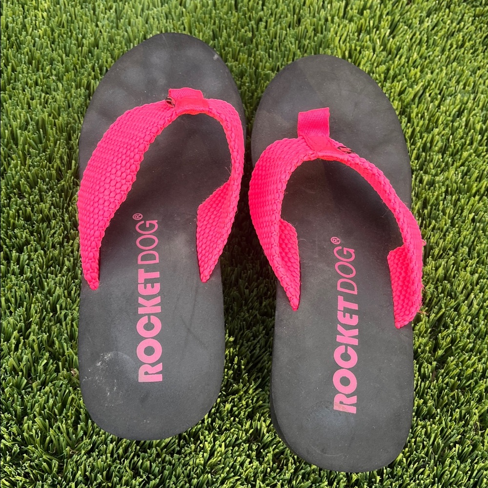 Rocket Dog Black Sandals with Hot Pink Straps - Picture 3 of 6
